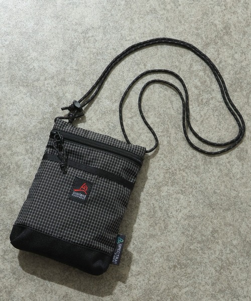 Overland(オーバーランド)の「【OverLand EQUIPMENT/オーバーランドイクイップメント】MINI SACOCHE / ミニ サコッシュ(ボディバッグ/ウエストポーチ・メンズ・ブラック/ホワイト・FREE)」の2枚目の写真