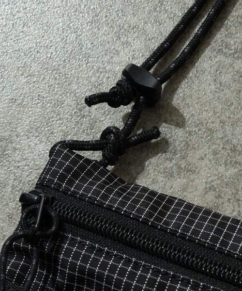 Overland(オーバーランド)の「【OverLand EQUIPMENT/オーバーランドイクイップメント】MINI SACOCHE / ミニ サコッシュ(ボディバッグ/ウエストポーチ・メンズ・ブラック/ホワイト・FREE)」の6枚目の写真