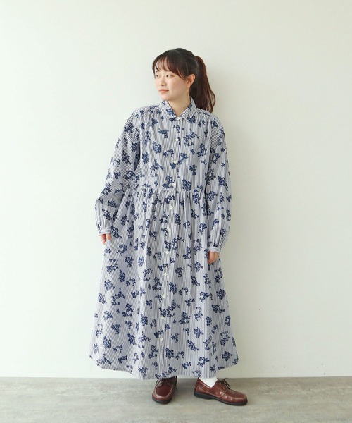 PAR ICI(パーリッシィ)の「ストライプお花プリント ギャザーワンピース(ワンピース・レディース・ブルー・FREE)」の2枚目の写真