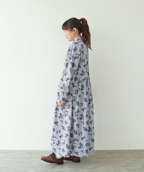 PAR ICI(パーリッシィ)の「ストライプお花プリント ギャザーワンピース(ワンピース・レディース・ブルー・FREE)」の3枚目の写真