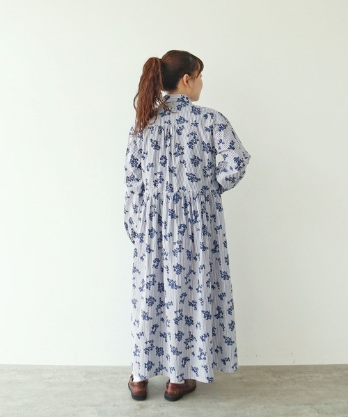 PAR ICI(パーリッシィ)の「ストライプお花プリント ギャザーワンピース(ワンピース・レディース・ブルー・FREE)」の4枚目の写真