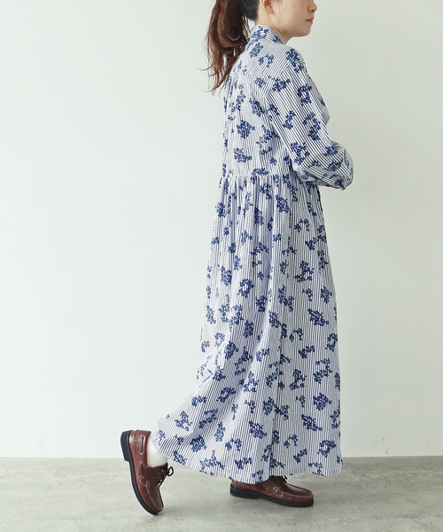 PAR ICI(パーリッシィ)の「ストライプお花プリント ギャザーワンピース(ワンピース・レディース・ブルー・FREE)」の5枚目の写真