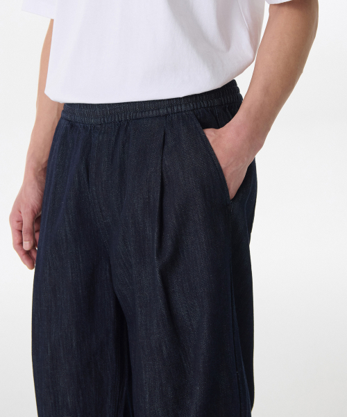 MUSINSA STANDARD（ムシンサスタンダード）の「リネンライクワンタックワイドバンディングデニムパンツ[ディープインディゴ]（デニムパンツ・メンズ・その他・26/28/30/32/34/36/38/40/42）」の4枚目の写真