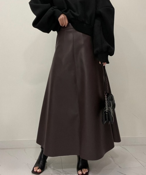 ONEP STAR(ワンピスター)の「フェイクレザーAラインスカート(スカート・レディース・ブラック/チョコ・LARGE/MEDIUM/SMALL)」の1枚目の写真