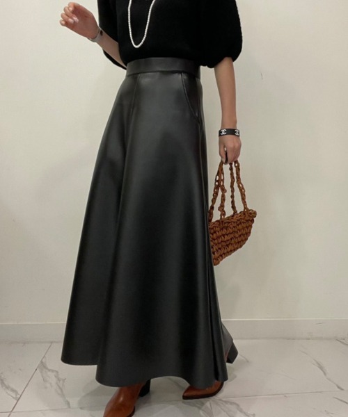 ONEP STAR(ワンピスター)の「フェイクレザーAラインスカート(スカート・レディース・ブラック/チョコ・LARGE/MEDIUM/SMALL)」の2枚目の写真