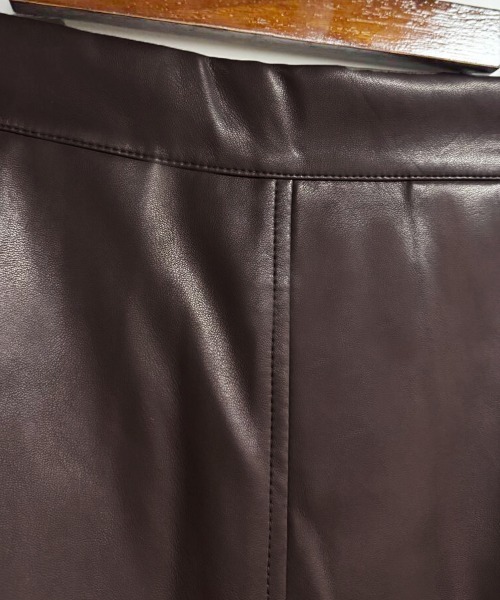 ONEP STAR(ワンピスター)の「フェイクレザーAラインスカート(スカート・レディース・ブラック/チョコ・LARGE/MEDIUM/SMALL)」の8枚目の写真