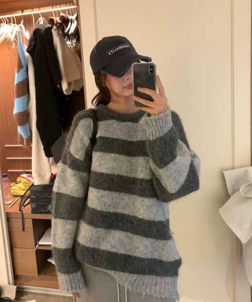 LYEON(リヨン)の「オーバーサイズボーダーニット(ニット/セーター・レディース・ブラック/ブルー/チャコールグレー・FREE)」の2枚目の写真