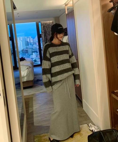 LYEON(リヨン)の「オーバーサイズボーダーニット(ニット/セーター・レディース・ブラック/ブルー/チャコールグレー・FREE)」の7枚目の写真