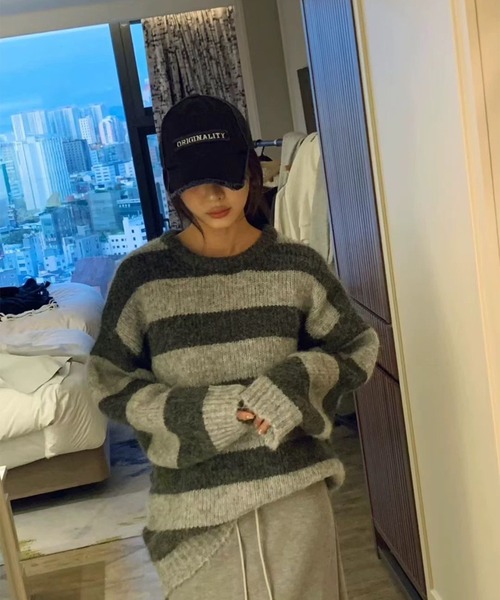 LYEON(リヨン)の「オーバーサイズボーダーニット(ニット/セーター・レディース・ブラック/ブルー/チャコールグレー・FREE)」の11枚目の写真