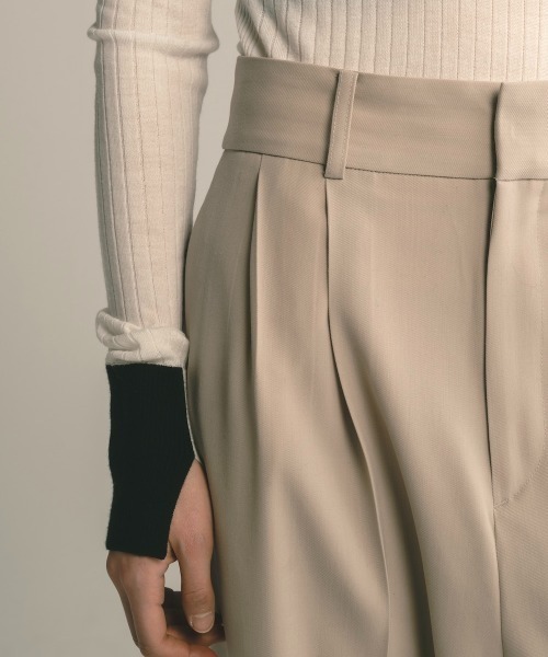 CINOH（チノ）の「WOOL TWO TUCK PANTS（その他パンツ・レディース・ベージュ/ブラック/ブルー・36/38）」の7枚目の写真
