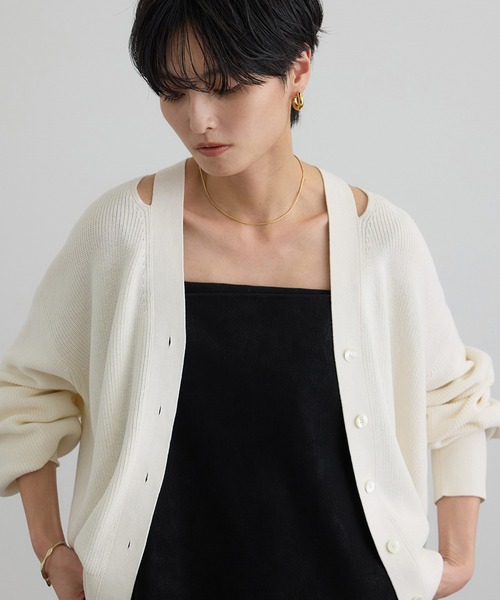 SALON adam et rope'（サロン アダム エ ロペ）の「【WEB・一部店舗限定】コットンシルクネックスリットVネックカーディガン（カーディガン/ボレロ・レディース・ブラウン/オフホワイト/グレー/ブラック・FREE）」の2枚目の写真