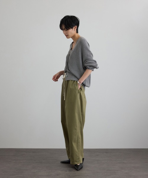 SALON adam et rope'（サロン アダム エ ロペ）の「【WEB・一部店舗限定】コットンシルクネックスリットVネックカーディガン（カーディガン/ボレロ・レディース・ブラウン/オフホワイト/グレー/ブラック・FREE）」の7枚目の写真