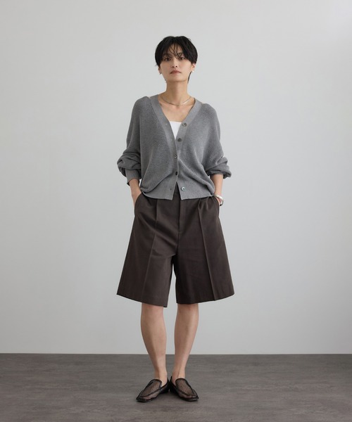 SALON adam et rope'（サロン アダム エ ロペ）の「【WEB・一部店舗限定】コットンシルクネックスリットVネックカーディガン（カーディガン/ボレロ・レディース・ブラウン/オフホワイト/グレー/ブラック・FREE）」の8枚目の写真