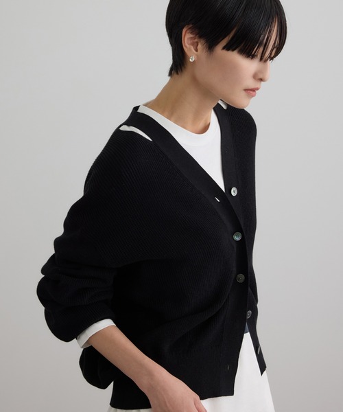 SALON adam et rope'（サロン アダム エ ロペ）の「【WEB・一部店舗限定】コットンシルクネックスリットVネックカーディガン（カーディガン/ボレロ・レディース・ブラウン/オフホワイト/グレー/ブラック・FREE）」の13枚目の写真