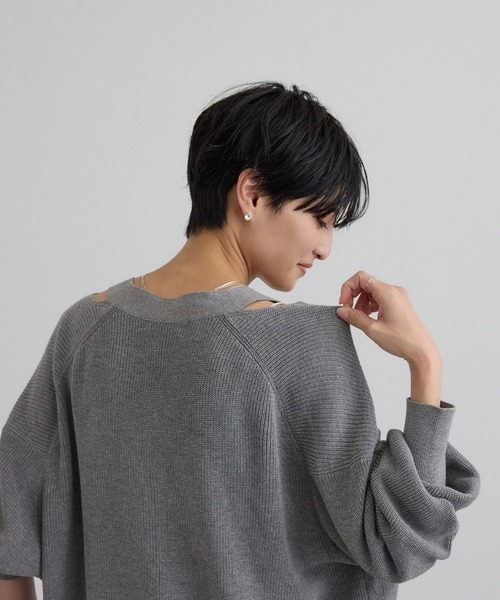 SALON adam et rope'（サロン アダム エ ロペ）の「【WEB・一部店舗限定】コットンシルクネックスリットVネックカーディガン（カーディガン/ボレロ・レディース・ブラウン/オフホワイト/グレー/ブラック・FREE）」の17枚目の写真