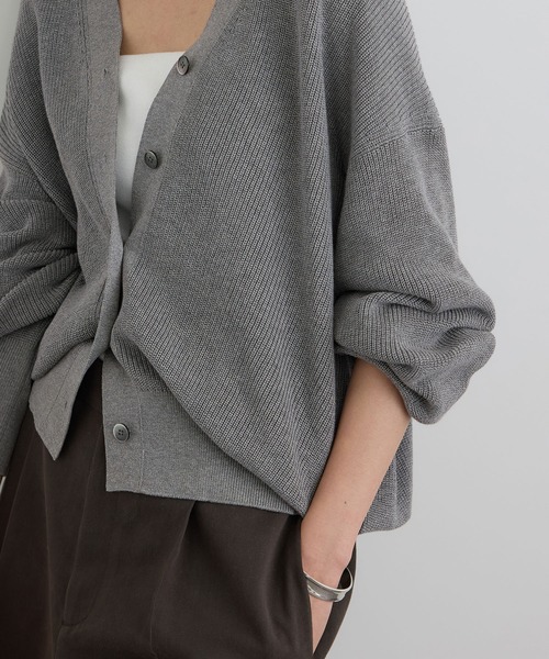 SALON adam et rope'（サロン アダム エ ロペ）の「【WEB・一部店舗限定】コットンシルクネックスリットVネックカーディガン（カーディガン/ボレロ・レディース・ブラウン/オフホワイト/グレー/ブラック・FREE）」の18枚目の写真