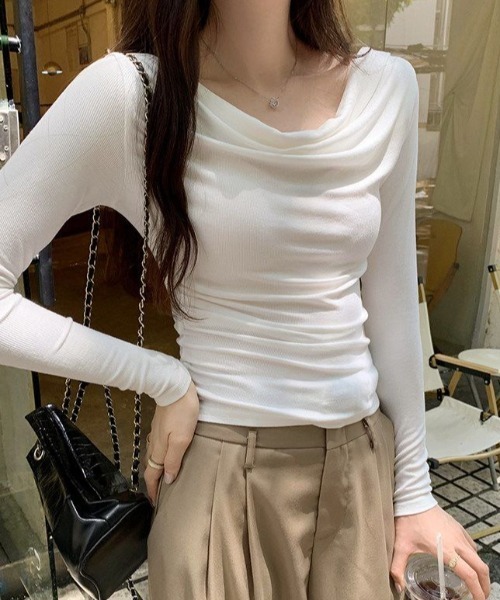 LADY LIKE(レディライク)の「【春夏新作】胸元ドレープ入り長袖カットトップス(Tシャツ/カットソー・レディース・ダークグレー/モカ/ホワイト/グレー/ブラック・M)」の2枚目の写真