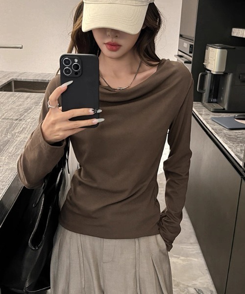 LADY LIKE(レディライク)の「【春夏新作】胸元ドレープ入り長袖カットトップス(Tシャツ/カットソー・レディース・ダークグレー/モカ/ホワイト/グレー/ブラック・M)」の7枚目の写真