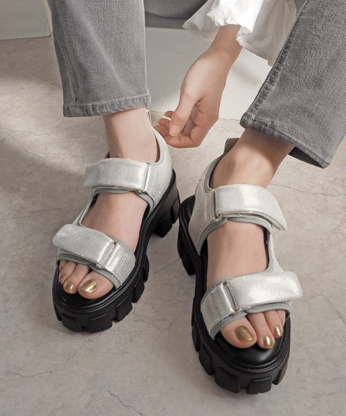 minia（ミニア）の「【極上ホイップごこち】10mmクッションのWベルトスポサン（サンダル・レディース・シルバー/ブラック・L/M/S）」の2枚目の写真