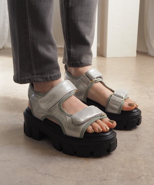 minia（ミニア）の「【極上ホイップごこち】10mmクッションのWベルトスポサン（サンダル・レディース・シルバー/ブラック・L/M/S）」の12枚目の写真