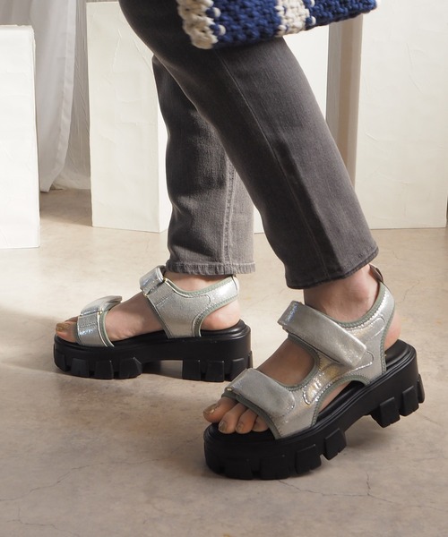 minia（ミニア）の「【極上ホイップごこち】10mmクッションのWベルトスポサン（サンダル・レディース・シルバー/ブラック・L/M/S）」の13枚目の写真