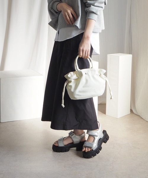 minia（ミニア）の「【極上ホイップごこち】10mmクッションのWベルトスポサン（サンダル・レディース・シルバー/ブラック・L/M/S）」の16枚目の写真