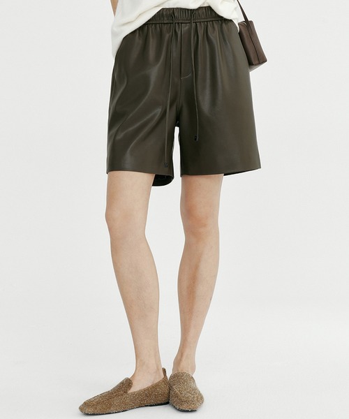 Bie(ビエ)の「シンセティックレザーショートパンツ(その他パンツ・レディース・グリーン・M/S/L)」の1枚目の写真