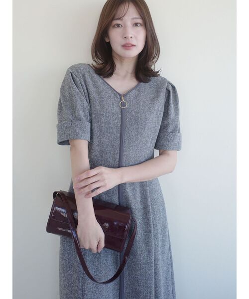 LAGUNAMOON(ラグナムーン)の「フロントジップVネックフレアワンピース(ワンピース・レディース・ライトブルー/ブラック/アイボリー・MEDIUM/SMALL)」の2枚目の写真