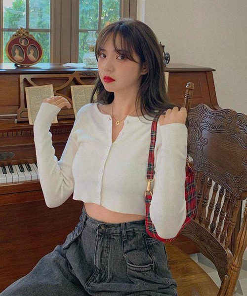 VIBGYOR(ヴィブジョー)の「【EIZZ/アイズ】クロップド丈 フロントボタン ショート丈 スリム ニットカーディガン(カーディガン/ボレロ・レディース・ブラック/グレー/ブルー/レッド/ホワイト・FREE)」の2枚目の写真