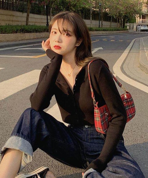 VIBGYOR(ヴィブジョー)の「【EIZZ/アイズ】クロップド丈 フロントボタン ショート丈 スリム ニットカーディガン(カーディガン/ボレロ・レディース・ブラック/グレー/ブルー/レッド/ホワイト・FREE)」の11枚目の写真