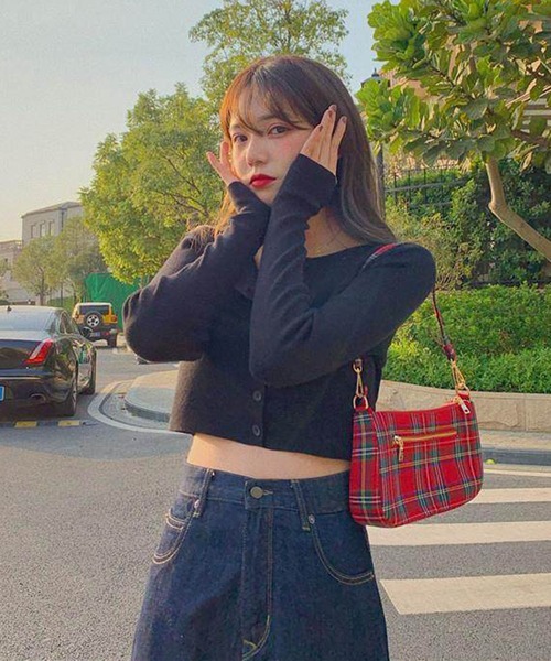 VIBGYOR(ヴィブジョー)の「【EIZZ/アイズ】クロップド丈 フロントボタン ショート丈 スリム ニットカーディガン(カーディガン/ボレロ・レディース・ブラック/グレー/ブルー/レッド/ホワイト・FREE)」の12枚目の写真