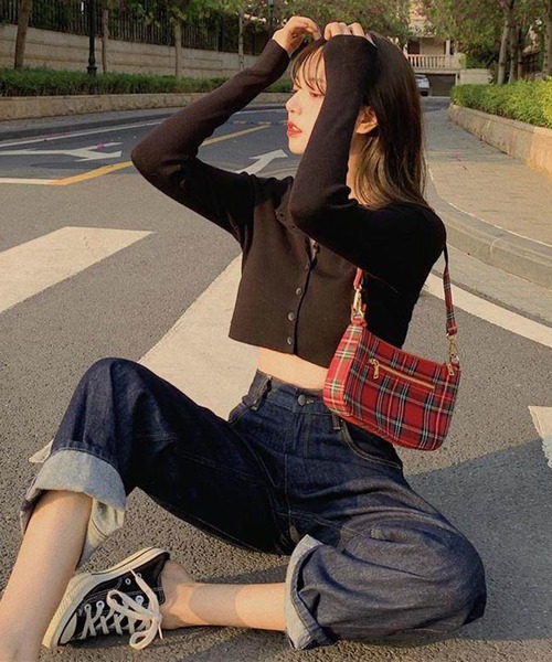 VIBGYOR(ヴィブジョー)の「【EIZZ/アイズ】クロップド丈 フロントボタン ショート丈 スリム ニットカーディガン(カーディガン/ボレロ・レディース・ブラック/グレー/ブルー/レッド/ホワイト・FREE)」の14枚目の写真