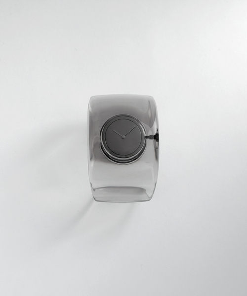 ISSEY MIYAKE(イッセイミヤケ)の「Web限定 ISSEY MIYAKE O Bold NYAS002 Bold gray(アナログ腕時計・レディース・チャコールグレー・FREE)」の3枚目の写真