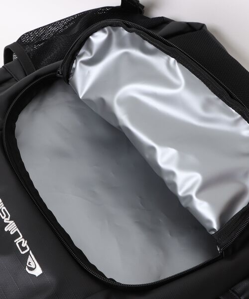 Quiksilver(クイックシルバー)の「QUIKSILVER メンズ BY THE SEA DF 32L <耐水>バックパック/リュック 保冷ポケット付き【A4対応】【2026年春夏モデル】(バックパック/リュック・メンズ・ブラック・FREE)」の5枚目の写真