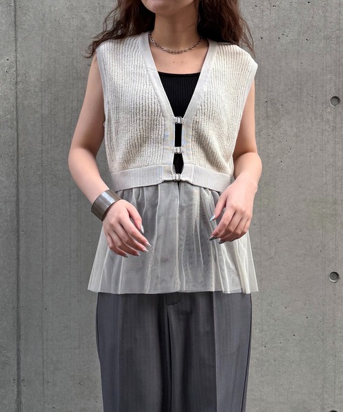 &g'aime(アンジェム)の「【&g'aime 】チュールレイヤードベスト Layered Tulle Vest(ニット/セーター・レディース・アイボリー/ブラック・FREE)」の4枚目の写真