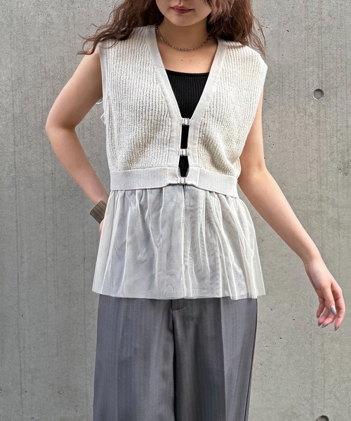 &g'aime(アンジェム)の「【&g'aime 】チュールレイヤードベスト Layered Tulle Vest(ニット/セーター・レディース・アイボリー/ブラック・FREE)」の5枚目の写真