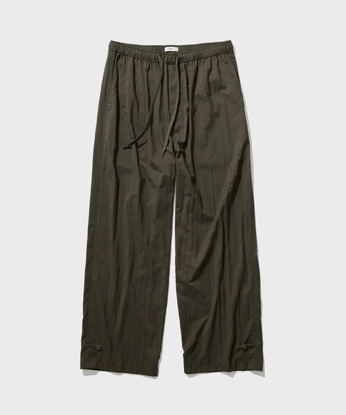 ATON(エイトン)の「【ATON / エイトン】MAT AIRLY NYLON WIDE PANTS(その他パンツ・メンズ・ブラック/カーキ・4)」の1枚目の写真