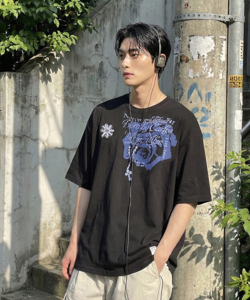 GRAVER（グレーバー）の「[ユニセックス]DOROTHY 半袖Tシャツ_3カラー（Tシャツ/カットソー・レディース・ブラック/ネイビー/ホワイト・SMALL/MEDIUM/LARGE）」の9枚目の写真