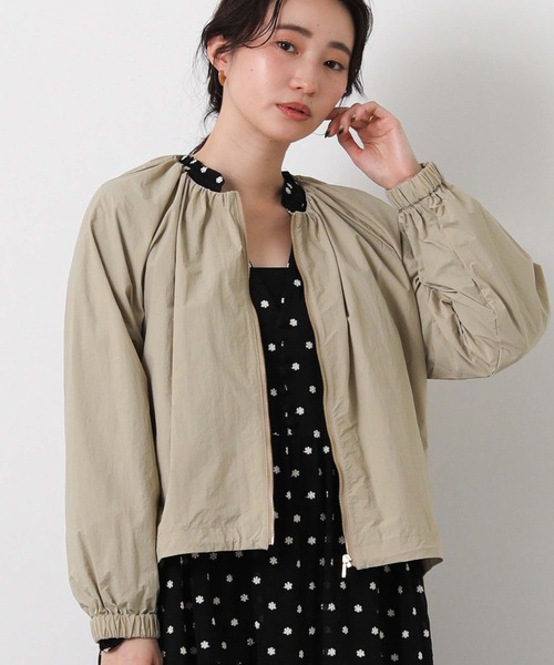 Gready Brilliant(グレディブリリアン)の「撥水加工ギャザーブルゾン(ブルゾン・レディース・ベージュ/オフホワイト・38)」の16枚目の写真