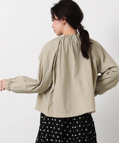 Gready Brilliant(グレディブリリアン)の「撥水加工ギャザーブルゾン(ブルゾン・レディース・ベージュ/オフホワイト・38)」の18枚目の写真