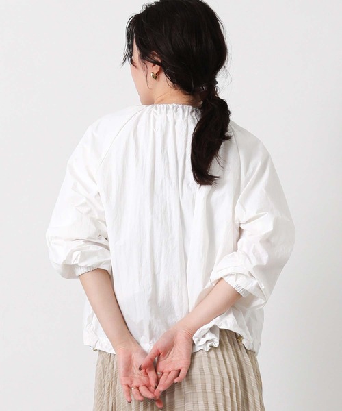 Gready Brilliant(グレディブリリアン)の「撥水加工ギャザーブルゾン(ブルゾン・レディース・ベージュ/オフホワイト・38)」の9枚目の写真