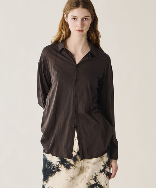 UNFIL(アンフィル)の「UNFIL | コットン シアージャージー レギュラーカラーシャツ WOMEN(シャツ/ブラウス・レディース・アイボリー/ダークブラウン・0)」の1枚目の写真