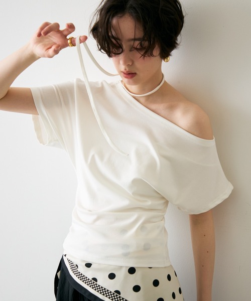 Trish(トリッシュ)の「ワンショルダーチョーカーカットソー(Tシャツ/カットソー・レディース・アイボリー/ホワイト/ブラック・FREE)」の2枚目の写真