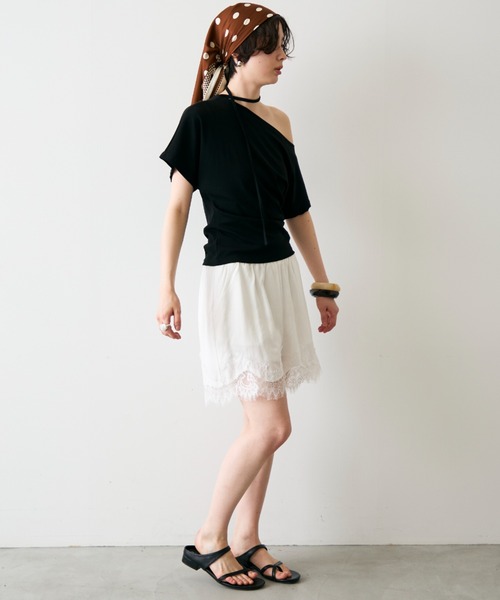 Trish(トリッシュ)の「ワンショルダーチョーカーカットソー(Tシャツ/カットソー・レディース・アイボリー/ホワイト/ブラック・FREE)」の13枚目の写真