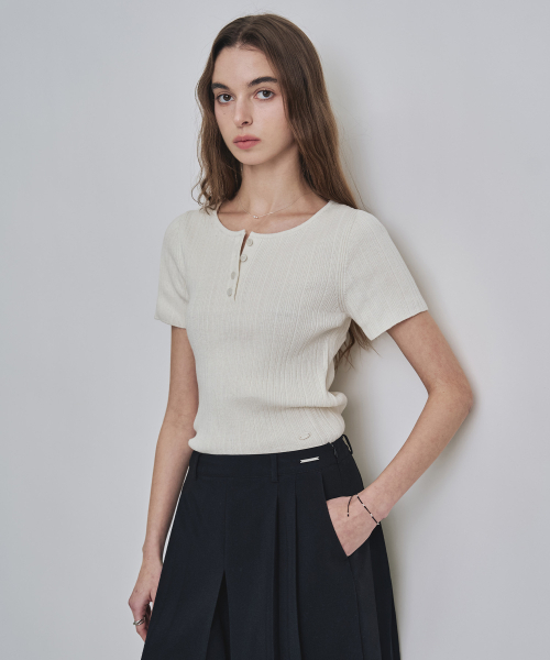 COSTUME O’CLOCK（コスチュームオクロック）の「[ITALY] スリムヘンリーネックリブハーフニット 5カラー COWKT011（Tシャツ/カットソー・レディース・ブラック/アイボリー/ブラウン/オートミール/グレー・F）」の7枚目の写真