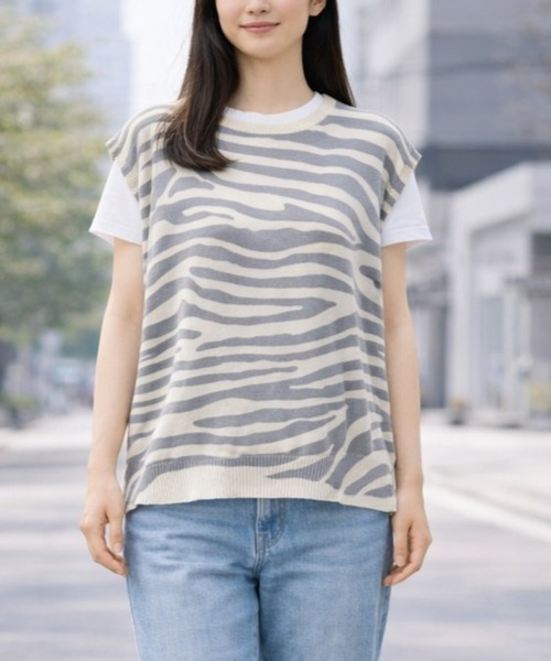 PATRIOT TAXI SELECT(パトリオットタクシーセレクト)の「【KILA MODA】柄アクセントスタイリングベスト(Tシャツ/カットソー・レディース・グレー/ブラック・LL~3L/M~L)」の1枚目の写真