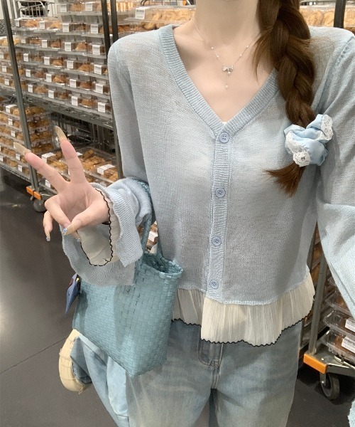 AMAJI(アマジ)の「Vネック シフォン 切替 フレアスリーブ ニットカーディガン(カーディガン/ボレロ・レディース・ライトブルー/パープル/ベージュ・FREE)」の2枚目の写真