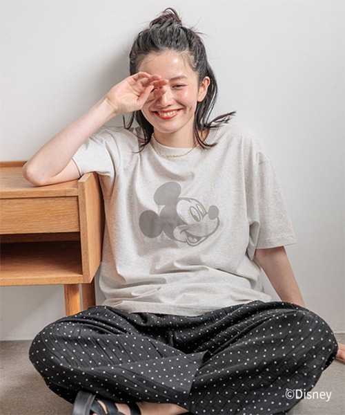 studio CLIP(スタディオクリップ)の「MICKEY / フロッキープリントTシャツ(Tシャツ/カットソー・レディース・ライトベージュ/チャコールグレー/グレー・FREE)」の2枚目の写真