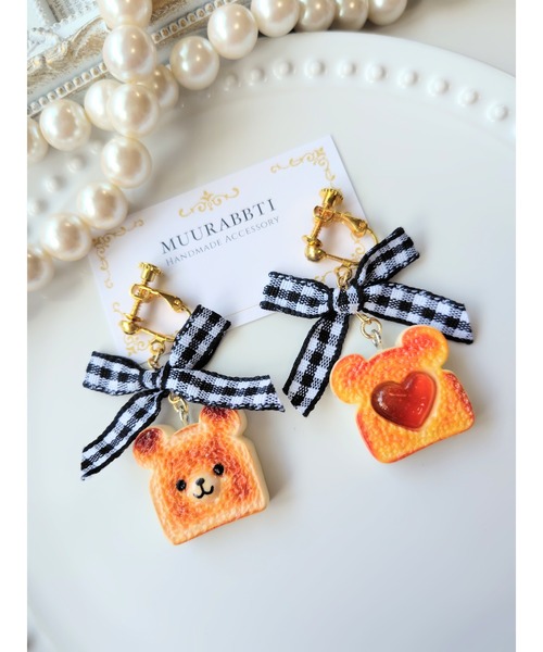 VIBGYOR(ヴィブジョー)の「【MUURABBTI】くまちゃんハートジャムトーストイヤリング(MA)(イヤリング・レディース・ピンク/ブラック・FREE)」の1枚目の写真