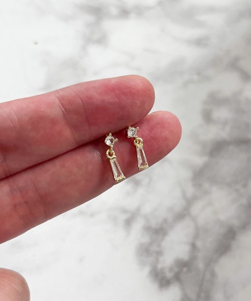 yu-ka(ユーカ)の「YU-KA:バゲットカットミニピアス Baguette-cut mini earrings(ピアス(両耳用)・レディース・ゴールド・FREE)」の3枚目の写真